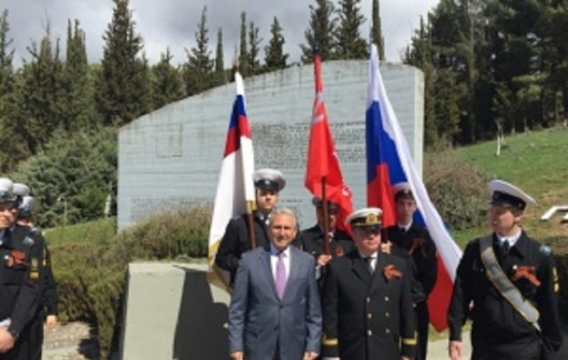 Ρώσος αξιωματικός πατάει τη ναζιστική σημαία στο Μουσείο Καλαβρυτινού Ολοκαυτώματος – Είχε προηγουμένως ενημερωθεί για τη σφαγή των Καλαβρύτων